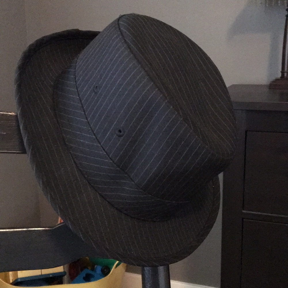Men’s pinstripe hat